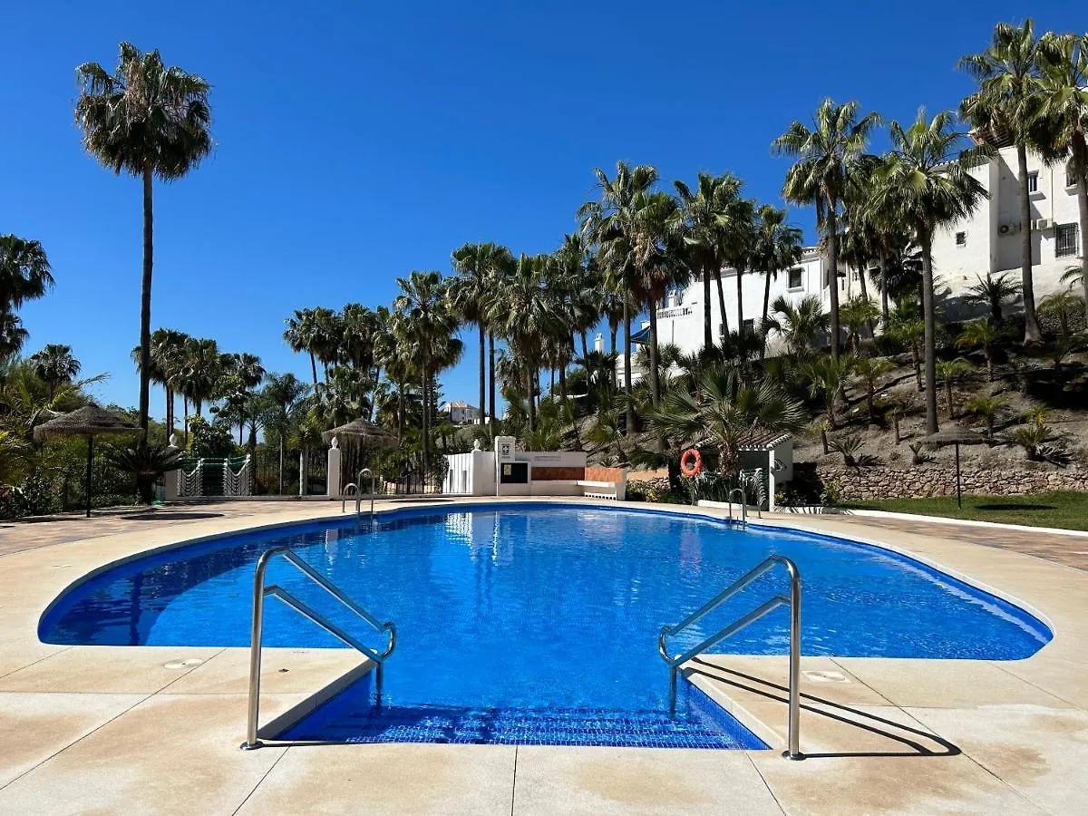 Casa con terraza y hermoso jardín comunal Nerja Сasa de vacaciones