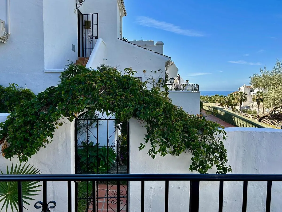 Casa con terraza y hermoso jardín comunal Nerja